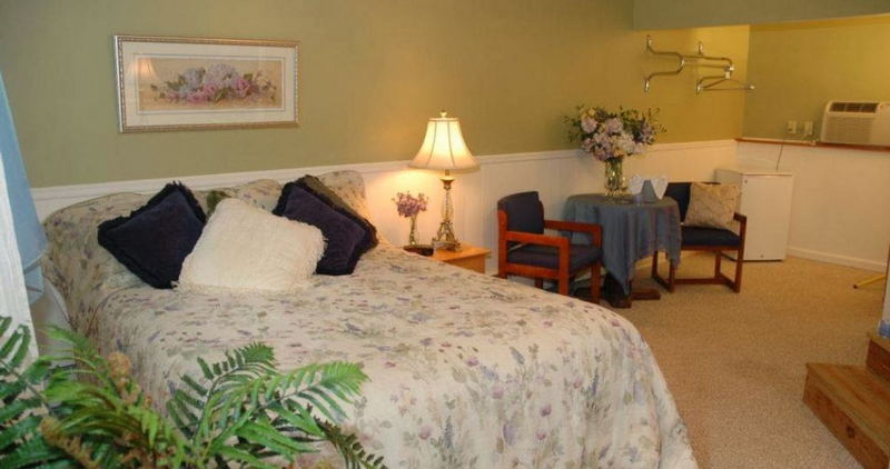 Maple Tree Inn (Maples Motel) - Web Listing (newer photo)